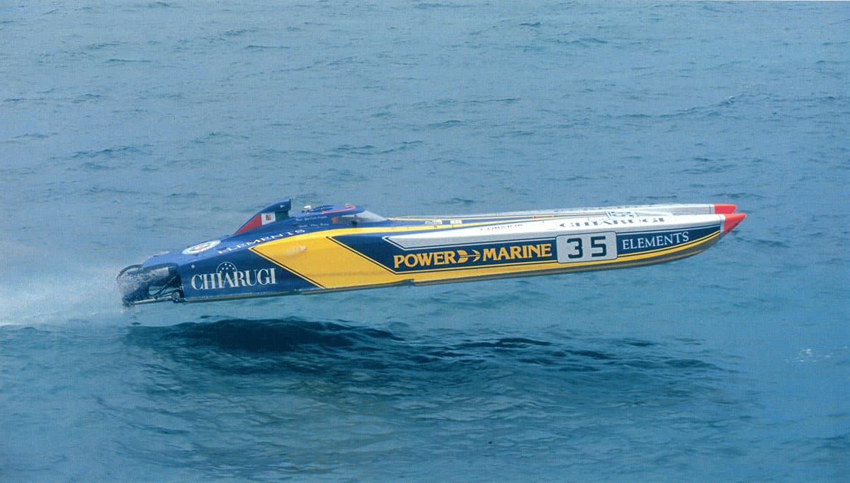 Catamarano Power 42 CAT giallo e blu n. 35 in gara