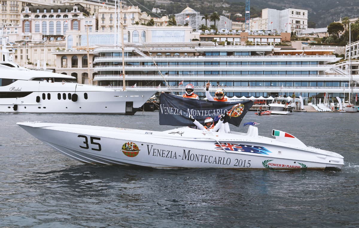 Power 27 R n. 35 ormeggiato nel porto di Monaco con l’equipaggio