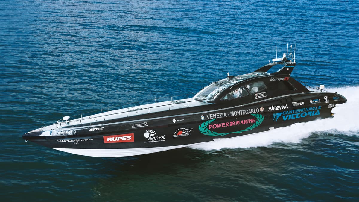 Interceptor nero con livrea Venezia–Montecarlo in navigazione veloce