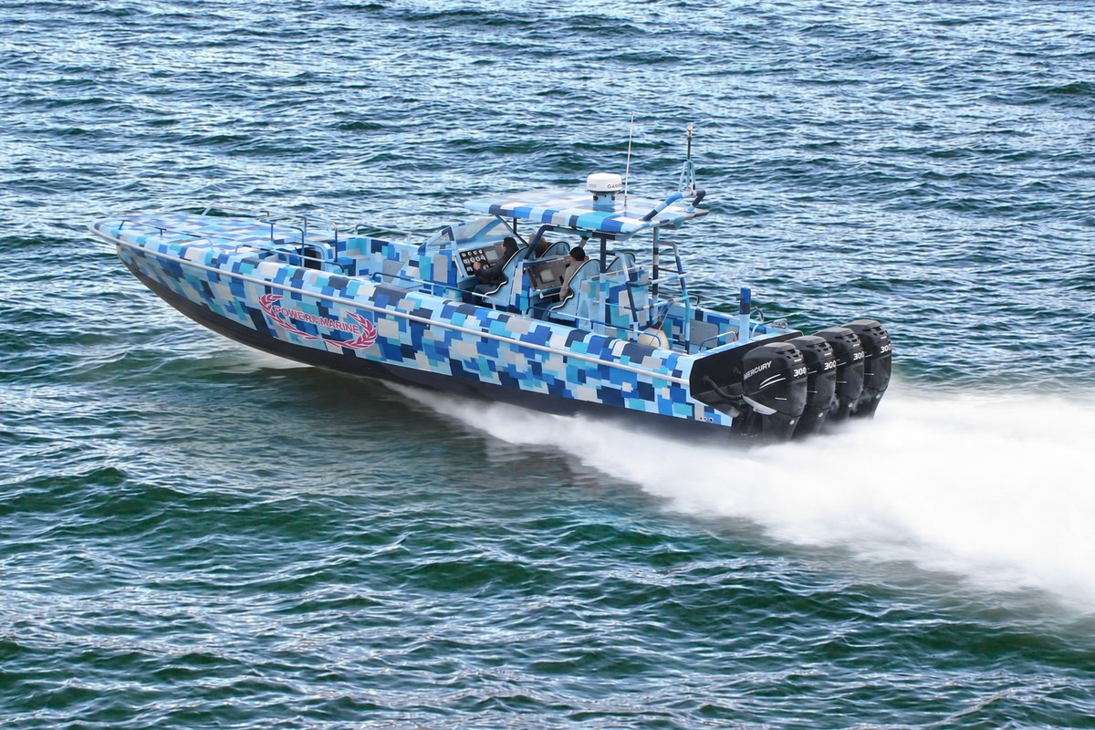 Interceptor 43 Power Marine in navigazione ad alta velocità, vista di poppa